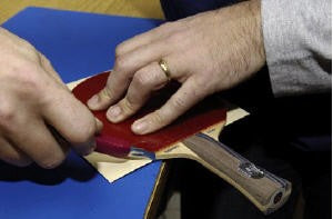Belag-Wechsel abgespielte Beläge Klebstoff, Gubler-Kantenband und Arbeit